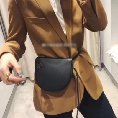 ロエベ LOEWE ★安心★追跡付 ウエストバッグ 最新商品即完売 足下注目してくれる
