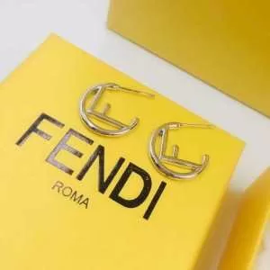 2020春夏も引き続きトレンド 大人のこなれた着こなし フェンディ FENDI 今年もトレンド ピアス
