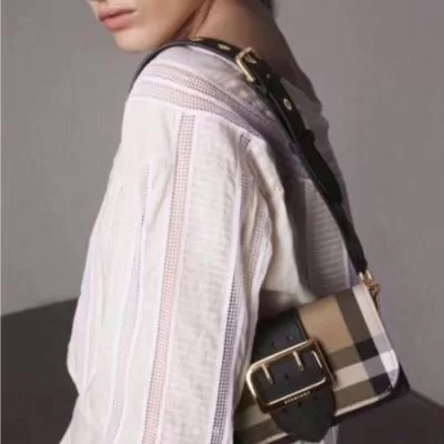 バーバリー BURBERRY ★安心★追跡付 肩掛けバッグ / ワンショルダーバッグ/ポーチ 最新商品即完売 必至