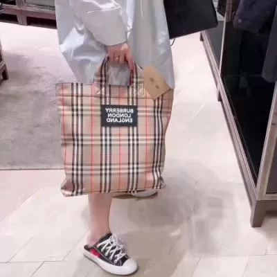 バーバリー BURBERRY ★安心★追跡付 手持ち&ショルダー掛け 最新商品即完売 完売間近