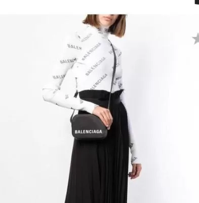 バレンシアガ BALENCIAGA ★安心★追跡付 手持ち&ショルダー掛け/カメラバッグ 目が離せない