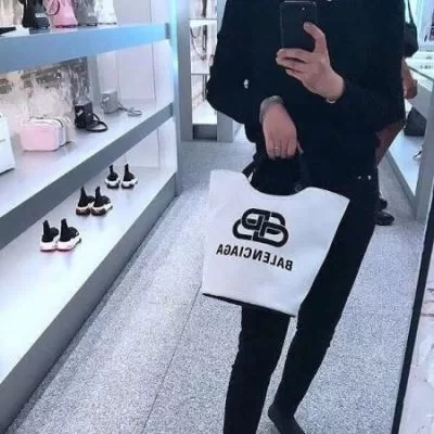 バレンシアガ BALENCIAGA ★安心★追跡付 手持ち&ショルダー掛け 今年買い足したい!