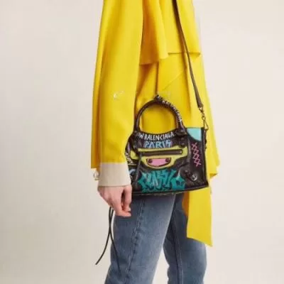 バレンシアガ BALENCIAGA ★安心★追跡付 手持ち&ショルダー掛け 圧倒的な高級感