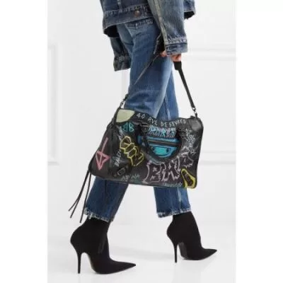 バレンシアガ BALENCIAGA ★安心★追跡付 手持ち&ショルダー掛け 素材感を引き出せるアイテム