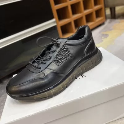 カジュアルシューズ/スニーカー ヴェルサーチ VERSACE 今年も人気 足下注目してくれる