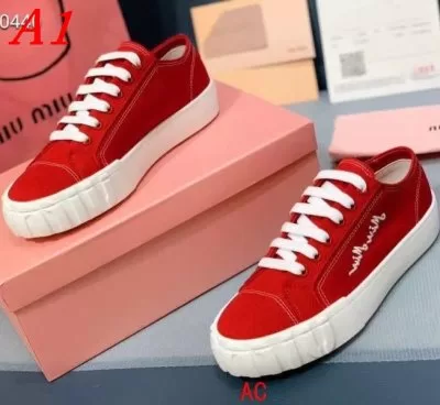 MIU MIU ミュウミュウ スニーカー 今年も人気 AY