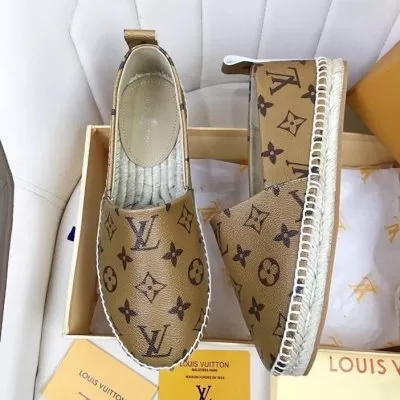 LOUIS VUITTON ルイヴィトン スニーカー 愛用ブランド AQ