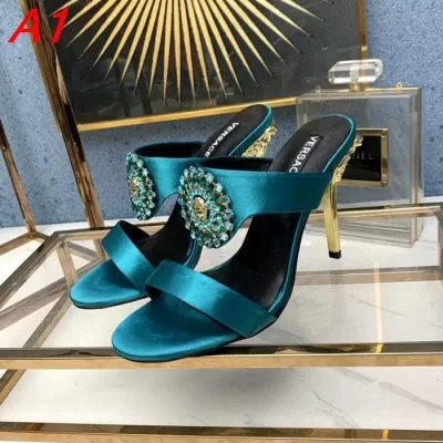VERSACE ヴェルサーチ サンダル/ミュール 最安に挑戦 AT