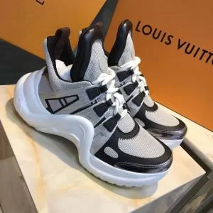LOUIS VUITTON 有名ブランドです ルイ ヴィトン 着こなしを楽しむ スニーカー 争奪戦必至