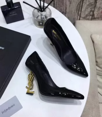 YSL イヴ サンローラン パンプス 日本即完売予想 ACAE