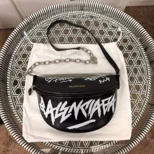 気になる2020年秋のファッション ミニバッグ 秋トレンドの新定番 バレンシアガ BALENCIAGA今から取り入れられるトレンド