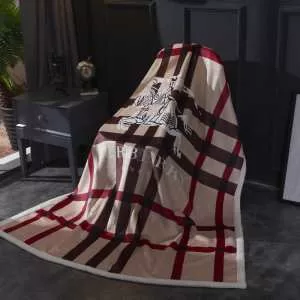想像以上の柔らかさと軽量 バーバリー BURBERRY 超心地よい肌触り ブランケット 秋冬の寒さ対策
