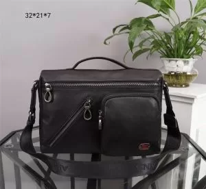 アルマーニ 魅力的コーデスタイル　ARMANI今一番使いやすいトレンド新作ショルダーバッグ 2020秋冬大人気アイテム注目