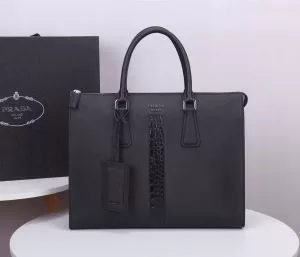 ビジネスバッグ 高級感のある素材 プラダ 一番手に入れやすい PRADA 2020年春限定