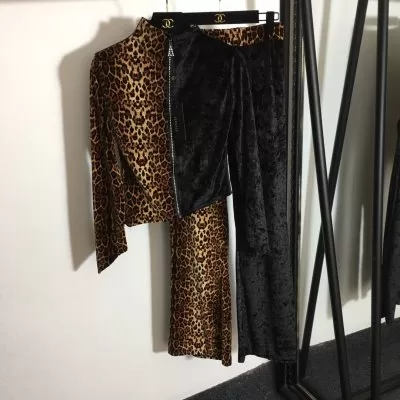 VERSACE ヴェルサーチ 上下セット ふわふわ生地は肌触りのよい