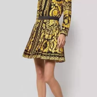 VERSACE ヴェルサーチェ ハーフスカート 魅力的