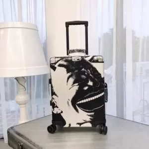 リラックス感のあるゆったり リモワ Rimowa オススメしたい最新注目ファション 2020春夏 スーツケース