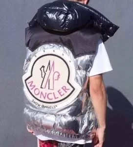 極力シンプルなデザイン ダウンジャケット MONCLER 秋冬シーズンに合わせたコーデ モンクレール エレガントコート