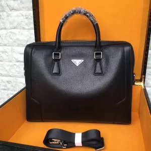 秋冬に大注目のカラー プラダ カジュアルコーデオシャレ PRADA ハンドバッグ 速報2020年秋ファッショントレンド