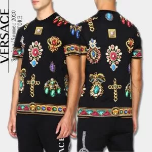 ヴェルサーチ コーデの完成度を高める VERSACE この時期の一番人気は 半袖Tシャツ