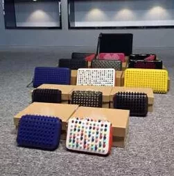 お買い得 2020 Christian Louboutinクリスチャンルブタン 収納力も抜群　財布 ファスナー　カードケース 多色可選択