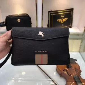 大人カジュアル夏ファッション2020 暑い今こそ活躍させたい バーバリー BURBERRY ポーチ