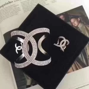 シャネルシ ンプルながら切れ味のいい CHANEL スタイルUPして着こなす ブレスレット2020年春夏のトレンドアイテム