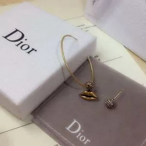 コレクション ディオール愛らしい春の新作 DIOR ピアス さらに魅力的