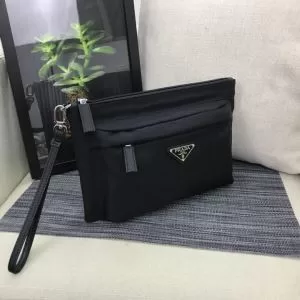 プラダ PRADA 2020秋冬トレンドデザイン人気の秋冬新作再登場 ポーチ 今年注目すべき秋冬ファッション