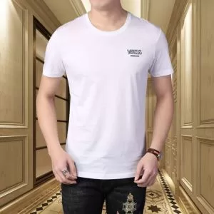 夏に欠かせない コピーVERSACEコレクション2020ヴェルサーチｔシャツ サイズ感 カジュアル快適着こなし白Tシャツコーデ