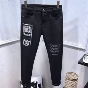 20新作です ジーンズ 普段使いにも最適なアイテム ヴェルサーチVERSACE デザインお洒落