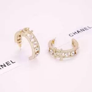 おすすめ大人かわいい着こなし シャネル CHANEL お洒落トレンド人気 ピアス 2020即旬な装いに