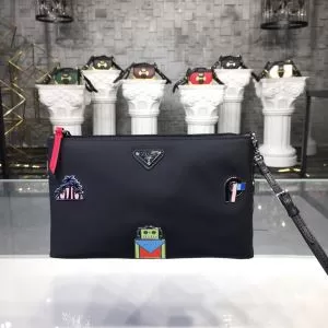 ポーチ オシャレスタイルが今年流 プラダ 今季トレンド抜け感新品 PRADA 202020秋冬取り入れやすい