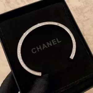 ブレスレット おすすめな大人のトレンド シャネル CHANEL夏らしい抜け感を演出し 2020年春夏シーズンの人気