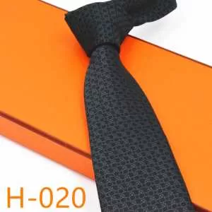 秋冬ファッションコーディネート エルメス 2020秋冬流行ファション HERMES ネクタイ