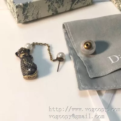 シンプルなファッション イヤリング この時期の一番人気は ディオール DIOR 2020モデル
