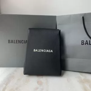 秋冬もちろん主役級 バレンシアガ 2020秋のファッショントレンドはこれ BALENCIAGA 秋ファションのトレンド ポーチ