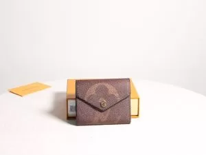 財布ウォレット 秋冬ファッションコーディネート ルイ ヴィトン最重要2020秋冬トレンド LOUIS VUITTON 人気ファッション雑誌でも掲載