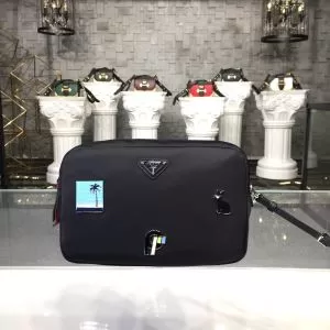 20202020秋冬流行色紹介 プラダ最新秋冬トレンドをチェック PRADA ポーチ 秋冬流行りファション