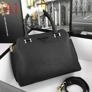 多色可選 この時期の一番人気は プラダ さらに魅力的 PRADA コーデの完成度を高める レディースバッグ