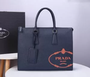 限定色がお目見え ハンドバッグ 限定アイテムが登場 プラダ PRADA 一目惚れ級に