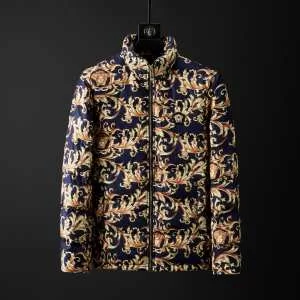 VERSACE 人気ファッション雑誌でも掲載 ヴェルサーチ最重要2020秋冬トレンド メンズ ダウンジャケット最新トレンドコーデおすすめ 2色可選