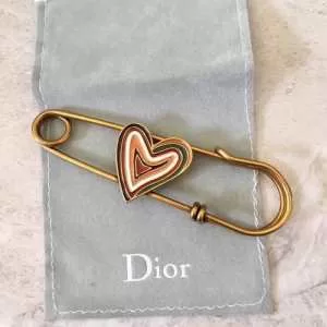 先取り2020年春夏トレンド ディオール DIOR ブローチ 今やセレブ御用達で大人気の