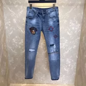 限定アイテムが登場 ジーンズ 通勤通学どちらでも使え ヴェルサーチVERSACE 一目惚れ級に