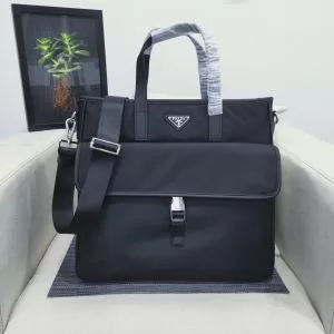 ハンドバッグ 今年らしいおすすめ新品 プラダ 秋冬コーデと相性がいい PRADA 2020秋断然ブランド推し