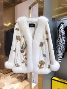 秋冬もちろん主役級　フェンディ FENDI 大人かわいい秋冬コーデを楽しみ　ハーフコート2020秋のファッショントレンドはこれ