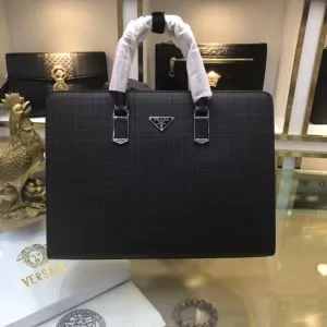 プラダ 2020年秋冬に欠かせない PRADA トレンド入り確実最新コレクション ハンドバッグ 活躍するトレンドアイテム