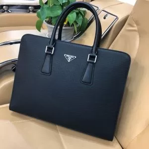 ビジネスバッグ 2020春夏も引き続き人気セール 夏先に大活躍する プラダ PRADA