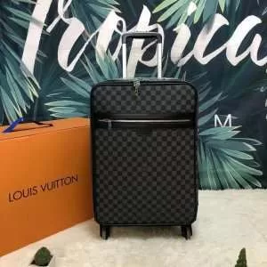 即完売 ルイ ヴィトン LOUIS VUITTON 2020SS スーツケース コーデ選ばずおしゃれのポイント